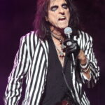 Alice Cooper: De onsterfelijke peetvader van de shock-rock