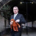 ​Verstoten prins Andrew gespot met knuffelaap