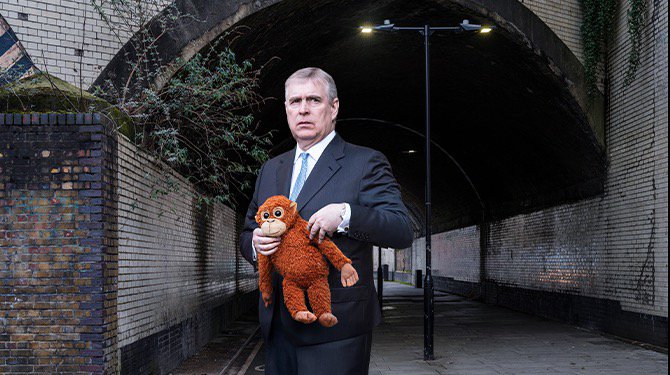 ​Verstoten prins Andrew gespot met knuffelaap