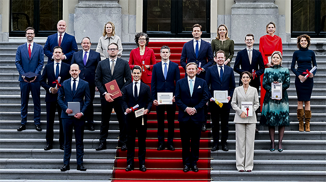Ministers gaan met diploma op bordesfoto om te laten zien dat ze gestudeerd hebben