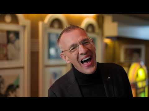 Marco de Hollander & Zangeres Zonder Naam – Eenmaal In Je Leven (Officiële Videoclip)