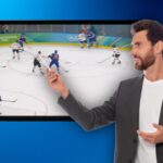 IJshockey voor normaalzienden krijgt iemand in beeld die aanwijst waar de puck is