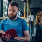 Patrick las performatief Stalin’s ‘The Road to Power’, maar nu klinkt communistisch dictatorschap best goed