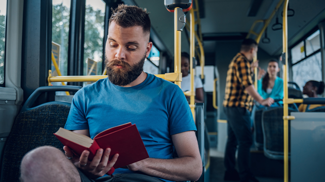 Patrick las performatief Stalin’s ‘The Road to Power’, maar nu klinkt communistisch dictatorschap best goed