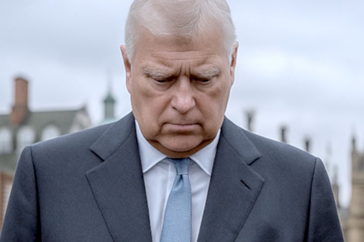 Britse ex-prins Andrew overgebracht naar cel met loshangend stuk touw en weinig cameratoezicht