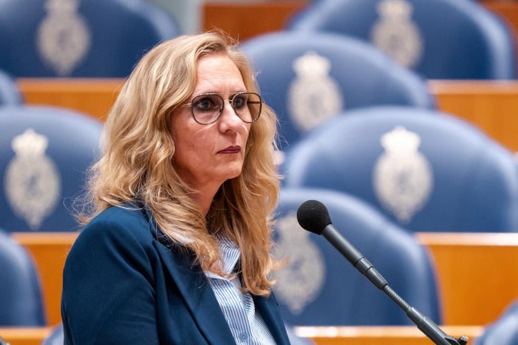 PVV-Kamerlid Rachel van Meetelen goudeerlijk over cv: “School niet afgemaakt en daarna in poffertjeskraam gewerkt”