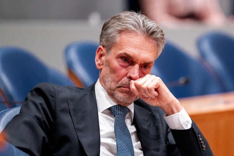 Vertrekkend premier Schoof trots op politieke prestaties: “De vernieuwde emballage-automaat bij de Jumbo accepteert de blikjes nu wel in één keer”