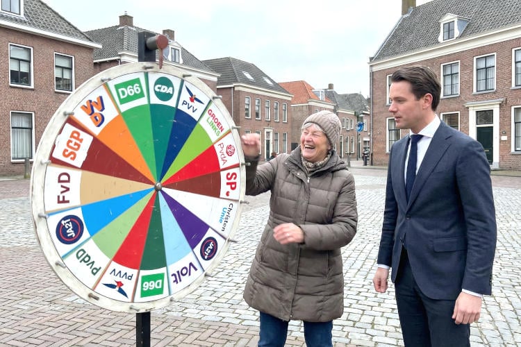 Gemeente introduceert eenvoudig alternatief voor Stemwijzer: Het ‘Rad van Fortuin’ op het Marktplein