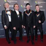 U2 haalt uit naar ICE-agenten en Iraans regime op eerste nieuwe plaat sinds 2017