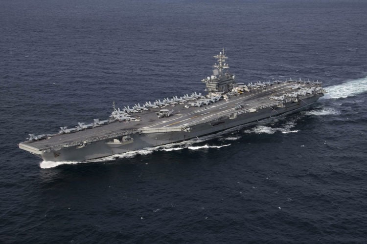 VS waarschuwt Teheran: “Stop onmiddellijk met jullie land zo provocerend dicht bij onze vliegdekschepen te leggen”