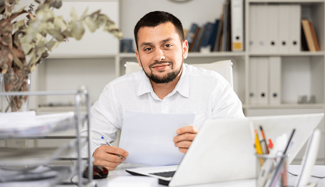 Deze man haalde alles uit zichzelf en is nu administratief medewerker