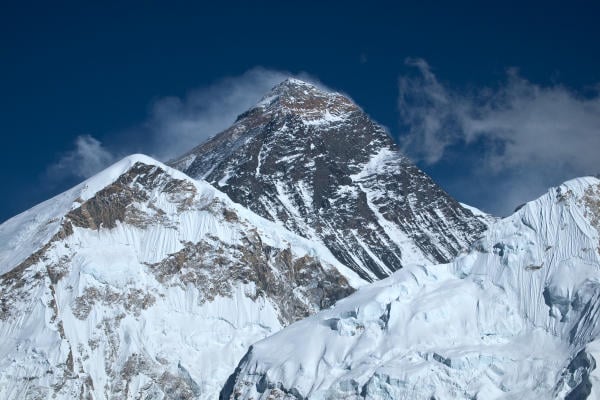 Mount Everest al drie centimeter verzakt onder gewicht van beklimmers