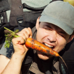 Foodfluencer adviseert om wortel rechtstreeks uit de aarde te happen