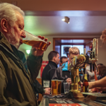 Hele personeel van Cafe de Blufkikker kent vaste bestelling van regular Piet: ‘Een biertje’