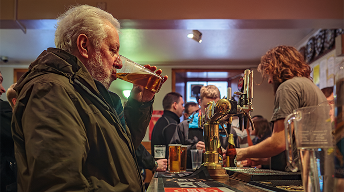 Hele personeel van Cafe de Blufkikker kent vaste bestelling van regular Piet: ‘Een biertje’