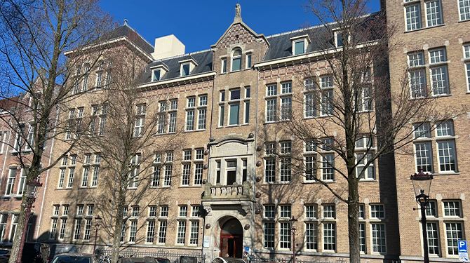 Extinction Rebellion pakt de fossiele industrie waar het écht pijn doet: Het Sweelinck College