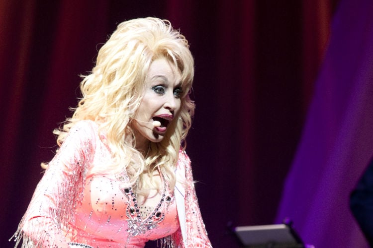 Staatstelevisie Dollywood deelt beelden van levende Dolly Parton om geruchten over machtsvacuüm de kop in te drukken