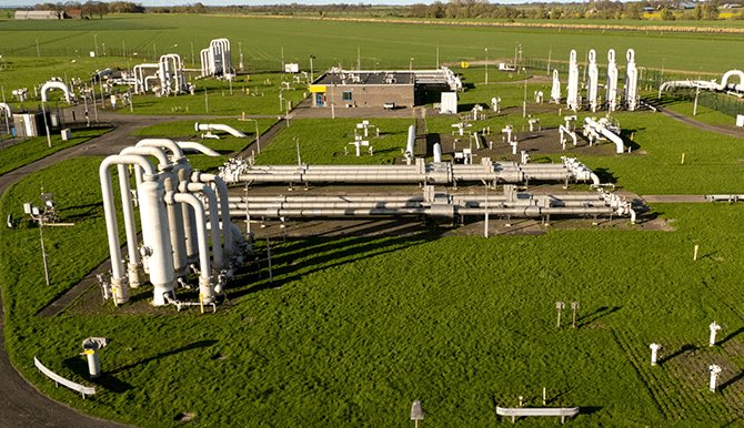 Kabinet gaat pijplijn van Groningen naar Friesland verleggen om vanaf daar gas op te pompen