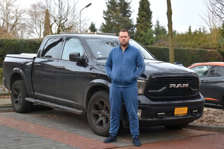 “Kabinet moet brandstofaccijns verlagen”, zegt man die vrijwillig koos voor zware benzineslurper