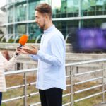 Diana studeert journalistiek omdat ze korte interviews wil schrijven met mensen die viral gingen