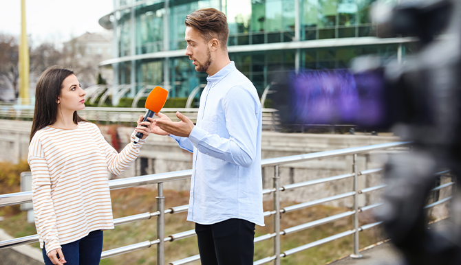Diana studeert journalistiek omdat ze korte interviews wil schrijven met mensen die viral gingen