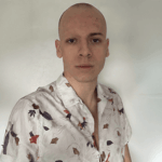 Eerstejaarsstudent die hoofd kaal schoor en wenkbrauw opofferde voor punten grijpt nét naast betere kamer