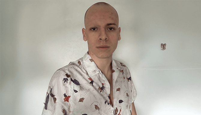 Eerstejaarsstudent die hoofd kaal schoor en wenkbrauw opofferde voor punten grijpt nét naast betere kamer