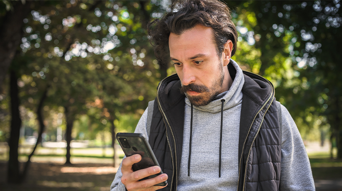 Koert (35) was één dag niet in staat de geopolitieke situatie via social media te monitoren en nu is er overal oorlog