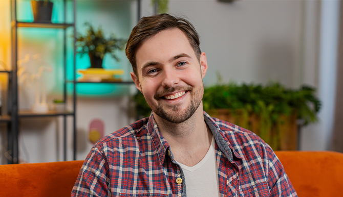 Man met kutbaan, schijtrelatie en telefoonverslaving werkt aan ochtendroutine