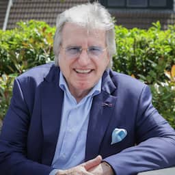 Lee Towers ontvangt op tachtigste verjaardag eerste editie van ‘eigen’ prijs