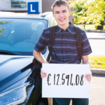 Leerlingen poseren na halen rijexamen trots met bedrag dat ze hebben bespaard door niet te zakken