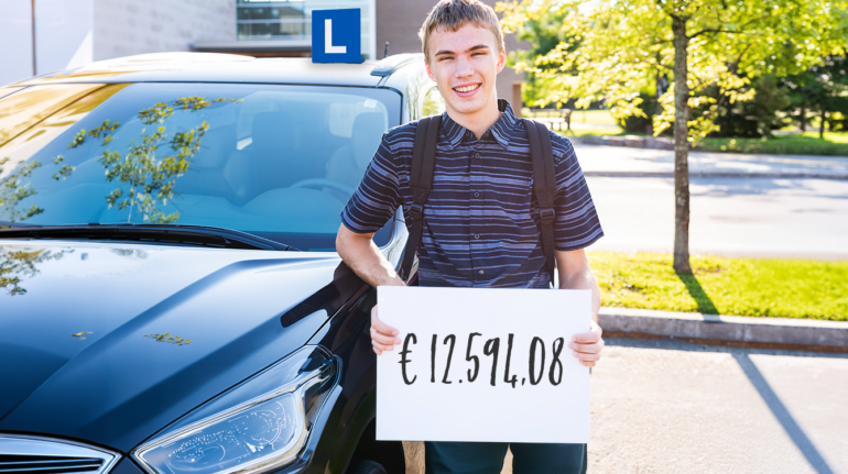 Leerlingen poseren na halen rijexamen trots met bedrag dat ze hebben bespaard door niet te zakken