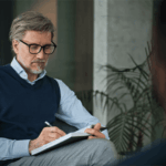 Geert heeft na jaren zoeken de ideale therapeut: iemand die een ton overmaakt en af en toe helpt in het huishouden