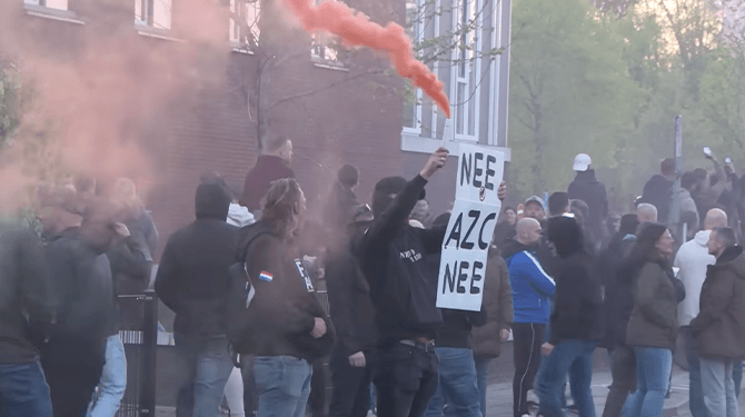 Steeds meer vrouwen durven niet meer over straat door relschoppers bij AZC’s