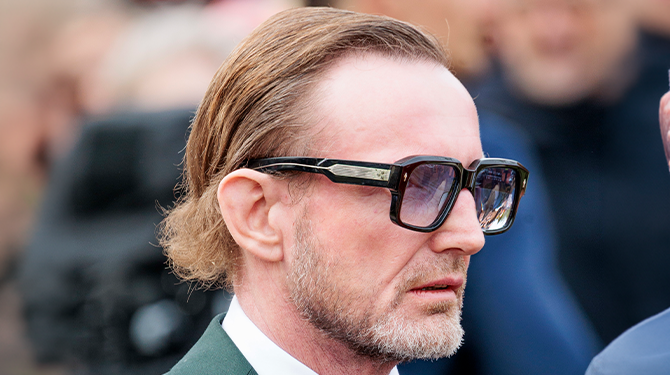 Prins Bernhard jr. komt brillenwinkel binnen en fluistert alleen herhaaldelijk ‘groter’