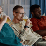 Onderzoek: bierdrinkende mannen die op de bank Tour de France kijken, gezonder dan de wielrenners