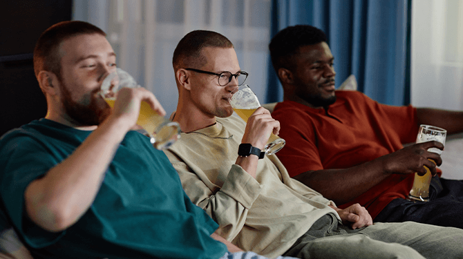 Onderzoek: bierdrinkende mannen die op de bank Tour de France kijken, gezonder dan de wielrenners
