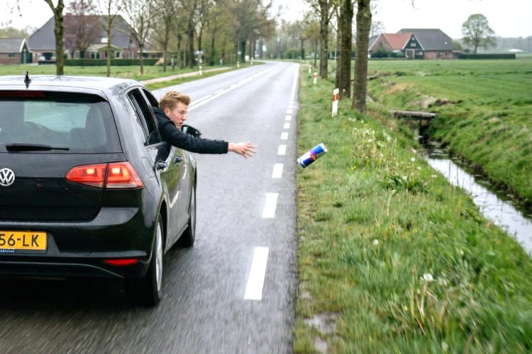 Tim (22) gooit zijn statiegeldblikjes altijd op straat voor mensen die geld nodig hebben