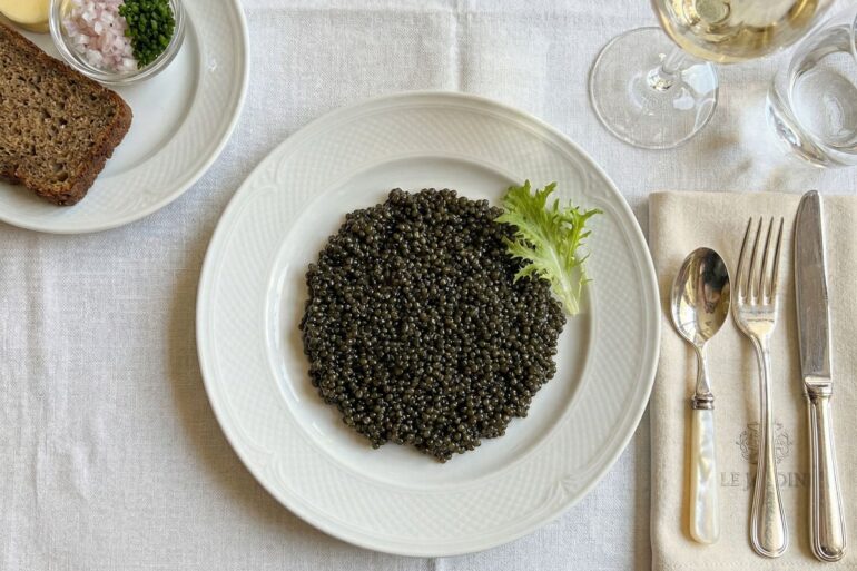 Simpel bordje kaviaar 1200 euro: Uit eten voor meeste mensen niet meer te betalen
