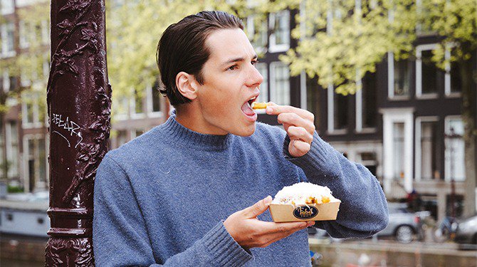 Gratis friet op Koningsdag heel chill voor Bas, die op koningsnacht al z’n geld erdoor heen gaat jagen