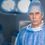 Hersenchirurg Hans (52) zegt zijn baan op en wordt TikTokker: “Ik wil iets nuttigs gaan doen met mijn leven”