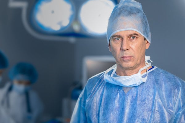 Hersenchirurg Hans (52) zegt zijn baan op en wordt TikTokker: “Ik wil iets nuttigs gaan doen met mijn leven”