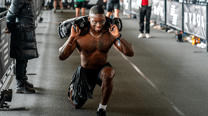Zonder shirt rennen blijkt helemaal geen officiële Hyrox-regel
