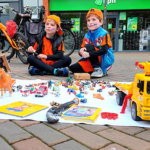 Ongeduldige vader koopt op vrijmarkt om 11.00 uur hele kleedje van zoon Bryan (4) op: ‘Het is wel mooi geweest’