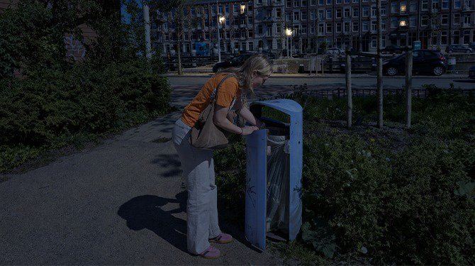 Anneke doet haar mooiste kledingvondsten om 03.00 uur ‘s ochtends in prullenbak na Koningsdag