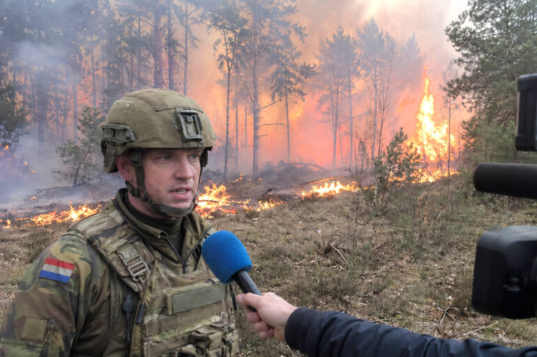Defensie tevreden over oefening ’t Harde: “Vijand volledig ingesloten door vlammen”