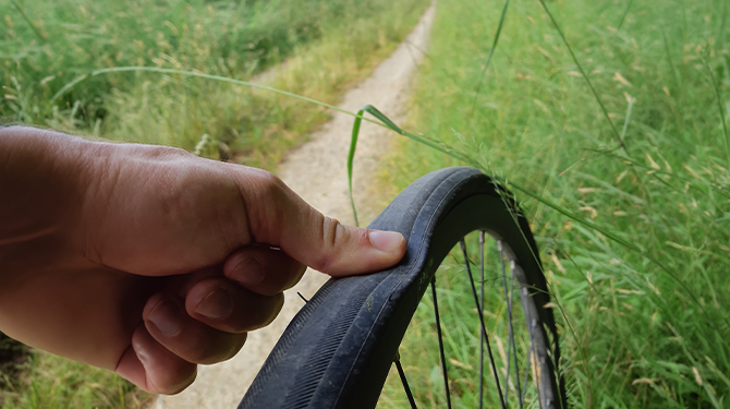 Lekke band maakt bruut einde aan twee maanden oude wielercarrière van Bas