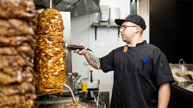 Dönerzaken Amsterdam-Oost vragen hun klanten voortaan ‘kip, kalf of rat’