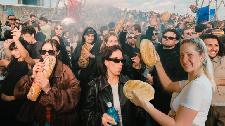 Vrouw opent zuurdesembakkerij in de moshpit op festival