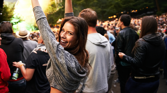 Tamara kijkt reikhalzend uit naar sets van DJ Boenkiefloef en DJ Harry StonePoust op Vleerhonden-festival